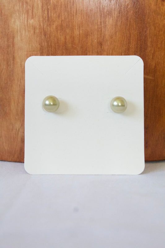 Medium Shell Pearl Stud Earring